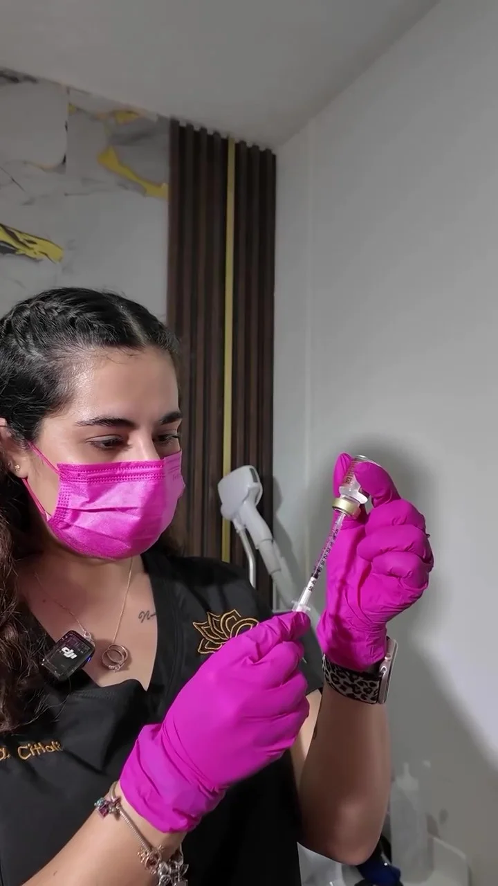 Aplicación de tecnología láser para la redensificación de tejidos y regeneración de colágeno en la zona del cuello y rostro.