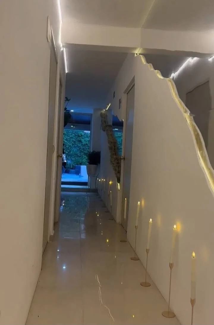 Pasillo iluminado con luces ambientales y diseño moderno en Nalyjo Spa