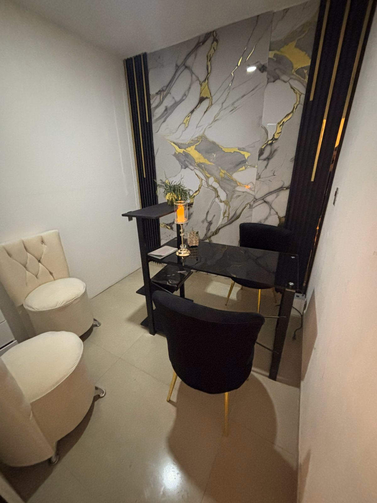 Vista detallada de cabina de tratamiento de lujo con acabados en mármol y detalles dorados en Nalyjo Spa