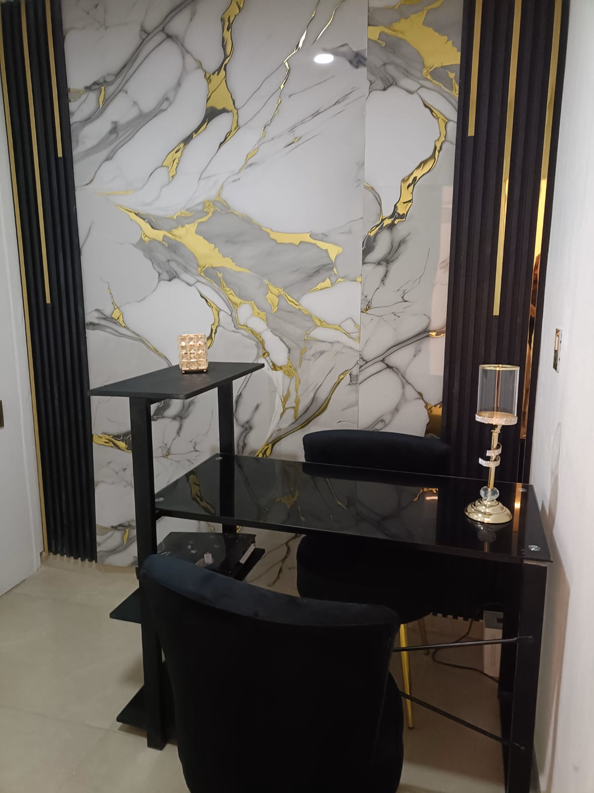 Mobiliario minimalista en negro y oro bronceado para consulta estética personalizada