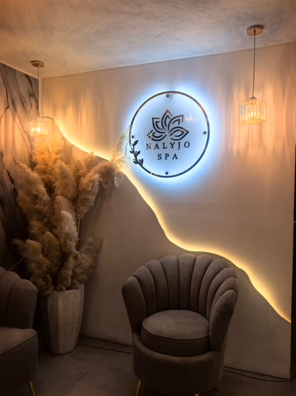 Mobiliario minimalista en negro y oro bronceado para consulta estética personalizada