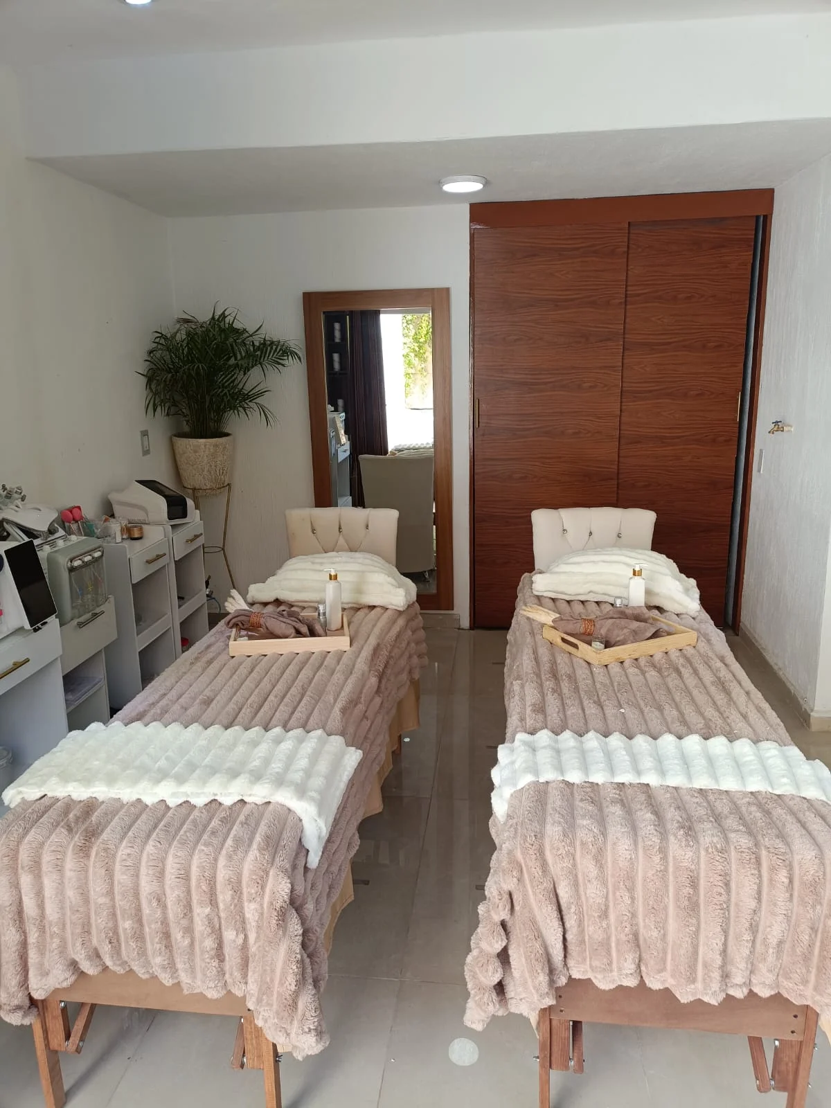 Cabina doble con camillas preparadas para tratamientos estéticos en Nalyjo Spa