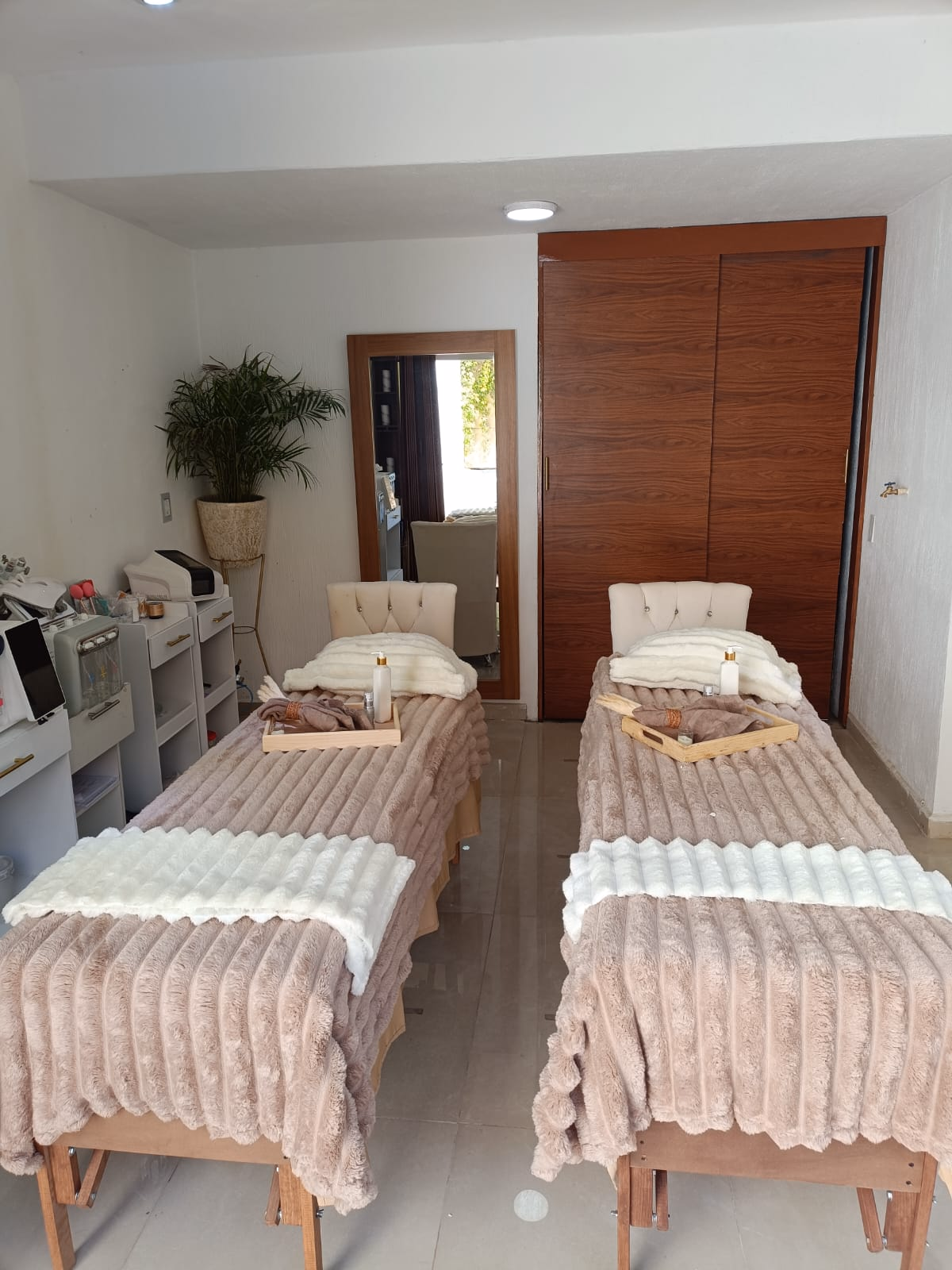 Área de tratamientos con camillas profesionales preparadas para servicios estéticos avanzados